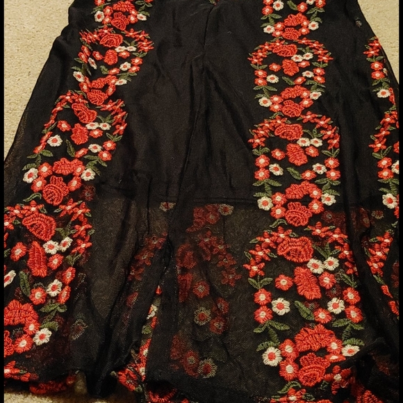 Sheer embroidered knee length skirt - Picture 3 of 4